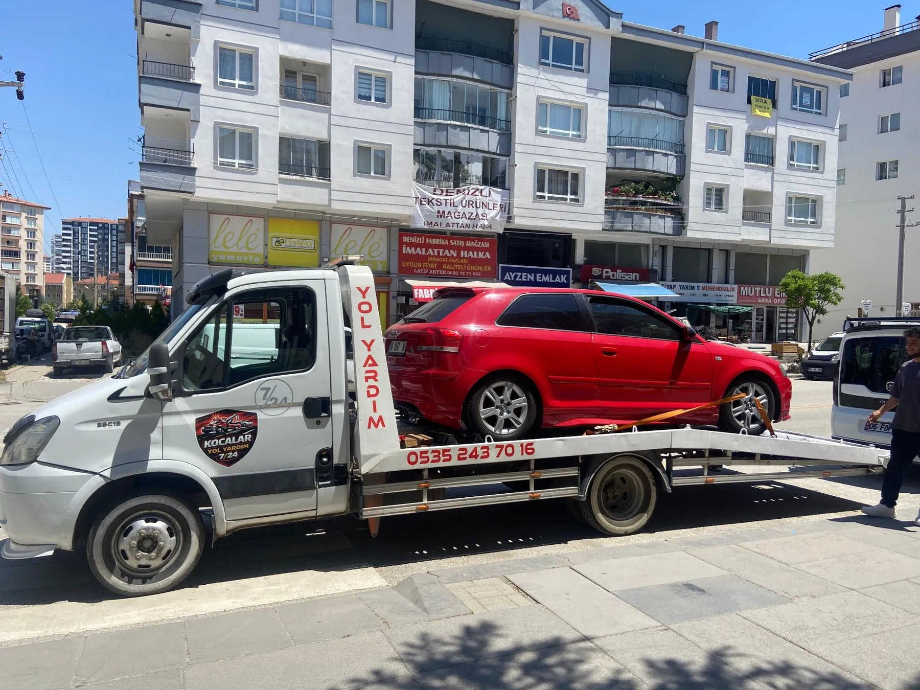 Kocalar Yol Yardım platformunda taşınan kırmızı otomobil