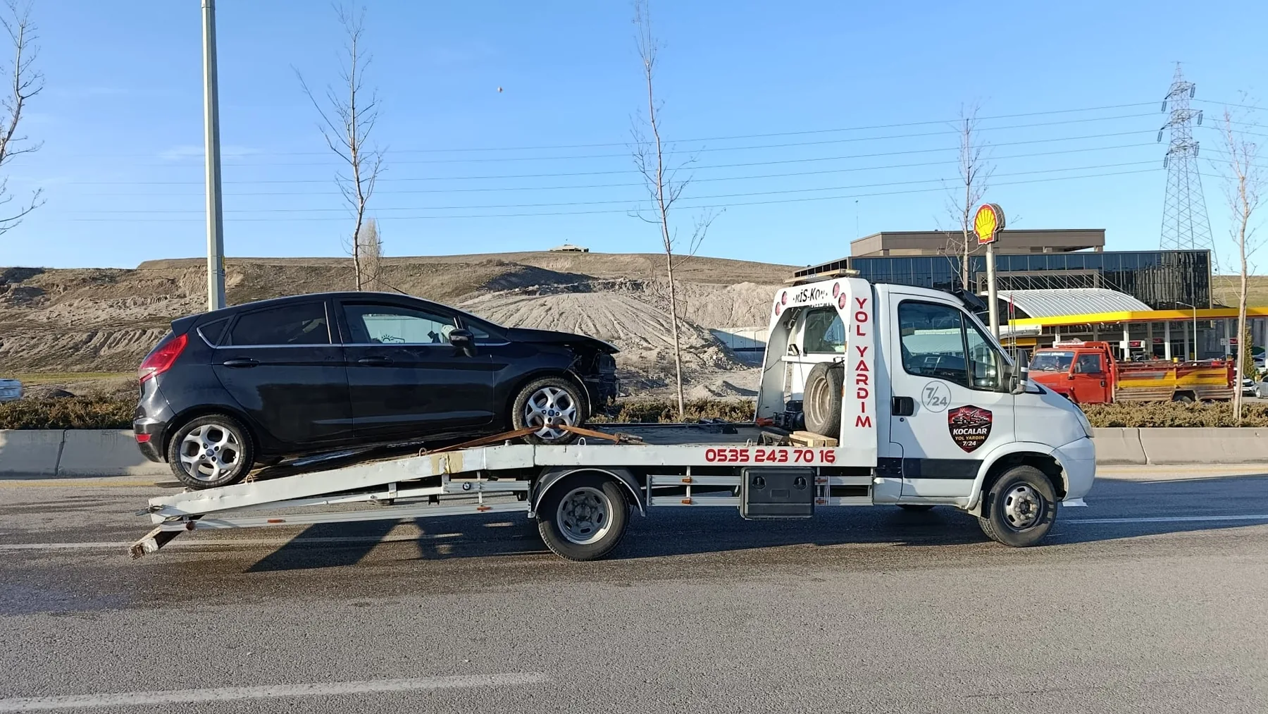 Kocalar Yol Yardım çekici aracı üzerinde taşınan otomobil